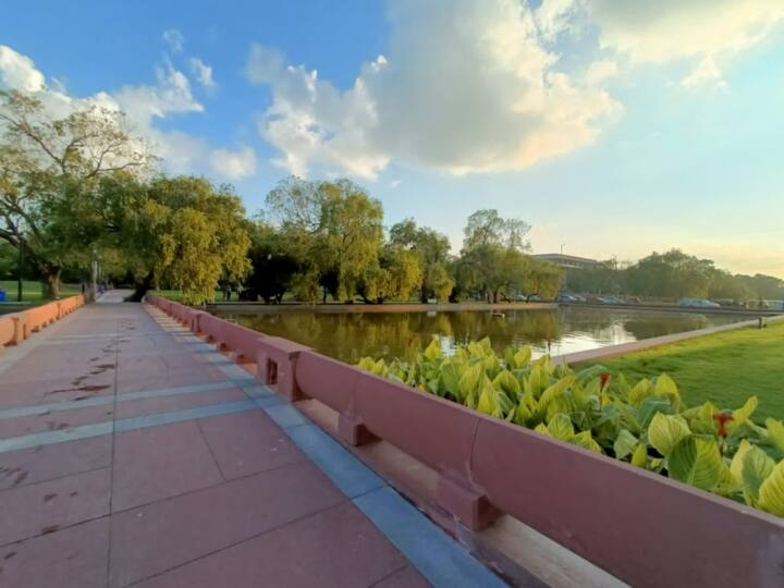 ఈ రీడెవలప్‌మెంట్‌కు సంబంధించిన ఫోటోలను విడుదల చేశారు. వీధి వ్యాపారుల కోసం ప్రత్యేకంగా వెండింగ్‌ జోన్‌లు ఏర్పాటు చేశారు.