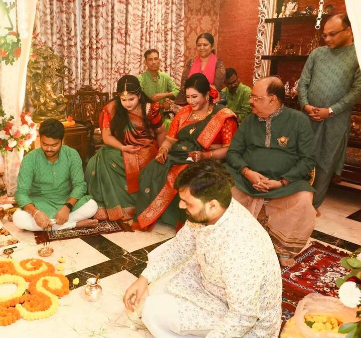 উমার আগমনে আরও কিছু সময় বাকি। তবে শারদোত্সবের আগেই মর্ত্যে আগমন ঘটেছে তাঁর পুত্র গণপতির। গত বুধবার গণেশ চতুর্থী উপলক্ষ্যে উৎসব মুখর হয়ে ওঠে গোটা শহর। বাদ যাননি শোভন-বৈশাখীও।