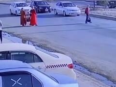 Viral Video: ਸੜਕ ਪਾਰ ਕਰ ਰਹੀ ਲਾਪਰਵਾਹ ਔਰਤ ਕਾਰਨ ਹੋਈ ਵਾਹਨਾਂ ਦੀ ਟੱਕਰ! 3 ਕਾਰਾਂ ਦੇ ਵਿਚਕਾਰ ਆ ਕੇ ਵੀ ਬਚੀ ਜਾਨ