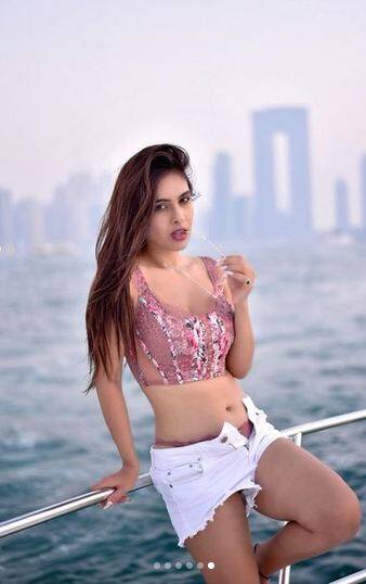 ਨੇਹਾ ਮਲਿਕ ਦੇ ਸੁਪਰਹੌਟ ਲੁੱਕਸ ਨੂੰ ਦੇਖ ਕੇ ਭੋਜਪੁਰੀ ਦਰਸ਼ਕ ਹੈਰਾਨ ਰਹਿ ਜਾਂਦੇ ਹਨ। ਨੇਹਾ ਮਲਿਕ ਇਨ੍ਹੀਂ ਦਿਨੀਂ ਆਪਣੇ ਸੁਪਰ ਹੌਟ ਅਤੇ ਬੋਲਡ ਅਦਾਵਾਂ ਕਾਰਨ ਕਾਫੀ ਚਰਚਾ 'ਚ ਹੈ।