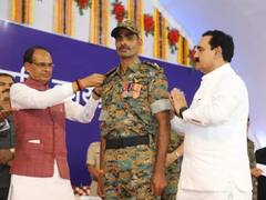 MP News: सीएम शिवराज ने जवानों को प्रमोशन बैच लगाकर दी शुभकामनाएं, पुलिस के हौसले की तारीफ की