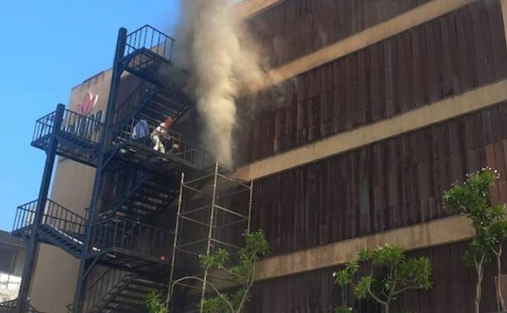 ਲਖਨਊ ਦੇ ਹਜ਼ਰਗੰਜ ਹੋਟਲ ਵਿੱਚ ਸੋਮਵਾਰ ਨੂੰ ਭਿਆਨਕ ਅੱਗ ਲੱਗ ਗਈ ਜਿਸ ਨਾਲ ਹਾਲੇ ਤੱਕ 4 ਲੋਕਾਂ ਦੀ ਮੌਤ ਹੋਣ ਦੀ ਖ਼ਬਰ ਸਾਹਮਣੇ ਆਈ ਹੈ।