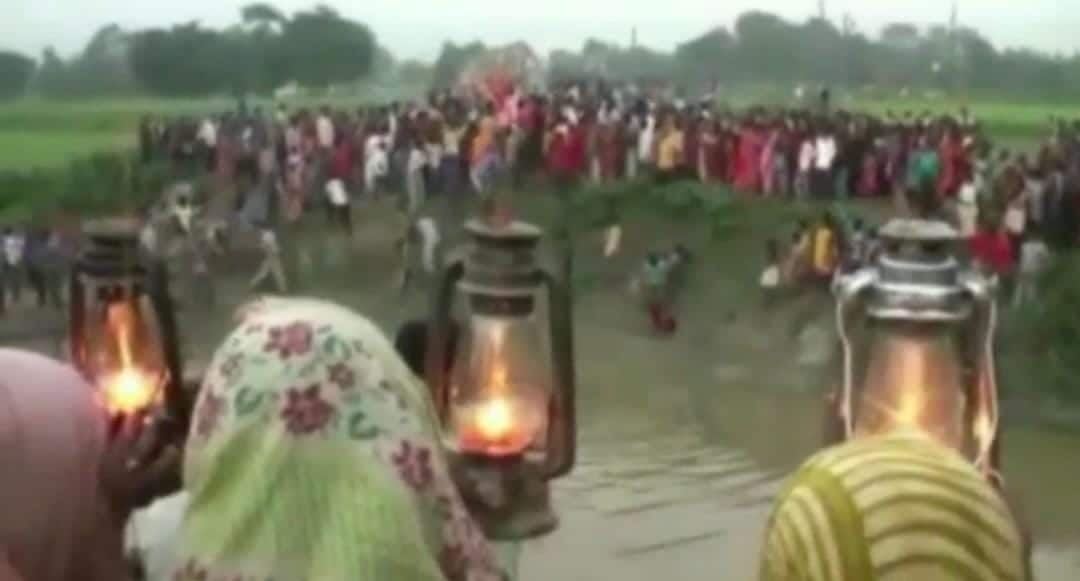 Durga Puja 2022: লণ্ঠনের আলোয় বিসর্জন দেবীর, সম্প্রীতির সুরে বাঁধা চাঁচল রাজবাড়ির পুজো
