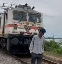 Video: પૂરઝડપે આવી રહેલી ટ્રેન સામે Instagram Reel બનાવી રહ્યો હતો યુવક, ટક્કર વાગતા હવામાં ઉછળ્યો અને....