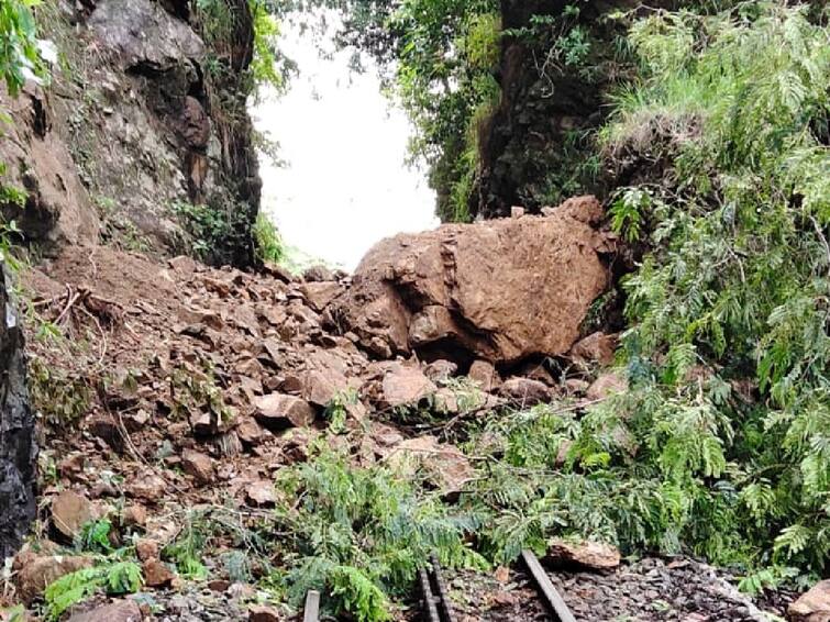 Mountain train services canceled due to landslides in Nilgiris due to heavy rains TNN நீலகிரியில் கனமழையால் மண் சரிவு ; மலை ரயில் சேவை ரத்தால் சுற்றுலா பயணிகள் ஏமாற்றம்