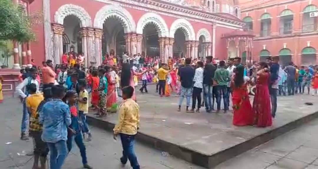 Durga Puja 2022: লণ্ঠনের আলোয় বিসর্জন দেবীর, সম্প্রীতির সুরে বাঁধা চাঁচল রাজবাড়ির পুজো