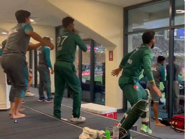 Watch Video: The atmosphere in Pakistan's dressing room was interesting in the last moments, the players jumped with joy as soon as they won the match. Watch Video: ਆਖਰੀ ਪਲਾਂ 'ਚ ਦਿਲਚਸਪ ਸੀ ਪਾਕਿਸਤਾਨ ਦੇ ਡਰੈਸਿੰਗ ਰੂਮ ਦਾ ਮਾਹੌਲ, ਮੈਚ ਜਿੱਤਦੇ ਹੀ ਖਿਡਾਰੀ ਖੁਸ਼ੀ ਨਾਲ ਝੂਮ ਉੱਠੇ