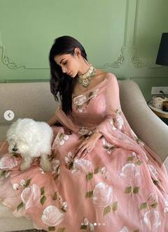 Mouni Roy: ਹਲਕੇ ਗੁਲਾਬੀ ਫਲੋਰਲ ਪ੍ਰਿੰਟਿਡ ਡਰੈੱਸ 'ਚ ਮੌਨੀ ਰਾਏ ਦਾ ਸ਼ਾਹੀ ਅੰਦਾਜ਼ ਦਿਲ ਜਿੱਤ ਲਵੇਗਾ