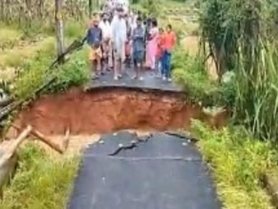 WATCH | Road Caves In as Heavy Rain Lashes Kerala’s Wayanad District Watch : கேரளாவை புரட்டிய கனமழை.. தார் சாலைகளை தகர்த்த வெள்ளம்! ரோட்டுக்குள் குகையா? வைரல் வீடியோ