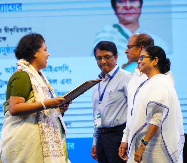 ডক্টর সর্বোপল্লি রাধাকৃষ্ণনের জন্মজয়ন্তীতে শিক্ষারত্ন সম্মান প্রদানের আয়োজন করেন মুখ্যমন্ত্রী।