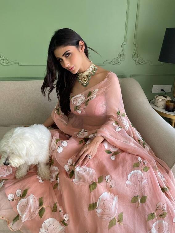 फ्लोरल ड्रेस में मौनी रॉय का देसी अंदाज