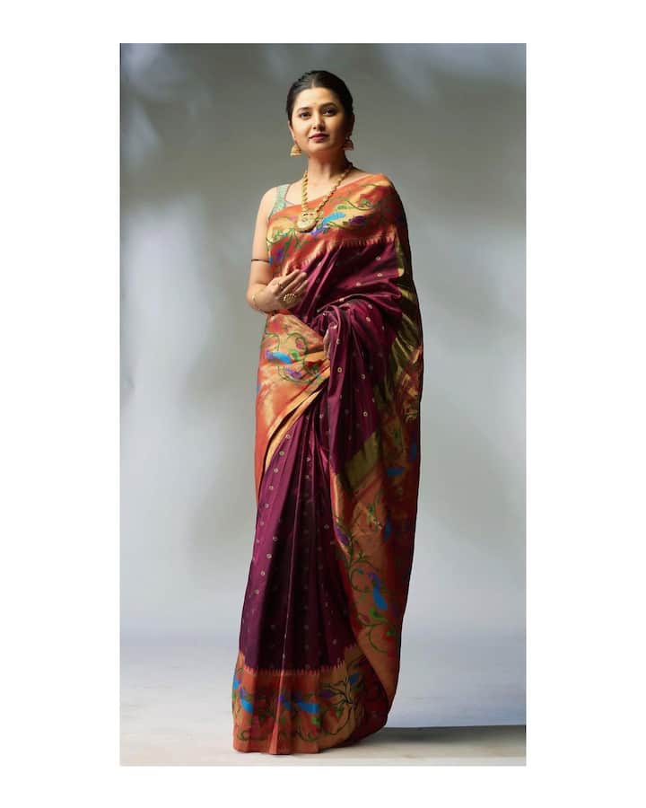 प्राजक्ता तिच्या मराठमोळ्या लूकमधील फोटो देखील सोशल मीडियावर शेअर करते . (Prajaktta Mali/instagram)