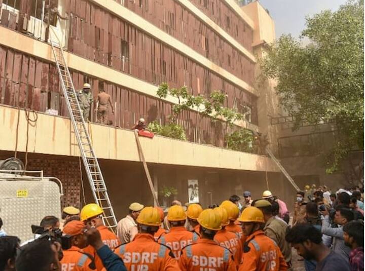 ਲਖਨਊ ਦੇ ਦਮਕਲ ਅਫ਼ਸਰ ਅਭੈ ਪ੍ਰਤਾਪ ਸਿੰਘ ਨੇ ਦੱਸਿਆ ਕਿ ਕੁਝ ਲੋਕ ਸੂਚਨਾ ਮਿਲਣ ਤੋਂ ਬਾਅਦ ਨਿਕਲੇ ਤੇ ਕੁਝ ਲੋਕ ਜੋ ਅੰਦਰ ਫਸੇ ਹੀ ਉਨ੍ਹਾਂ ਨੂੰ ਬਾਹਰ ਕੱਢ ਗਿਆ ਗਿਆ ਹੈ।