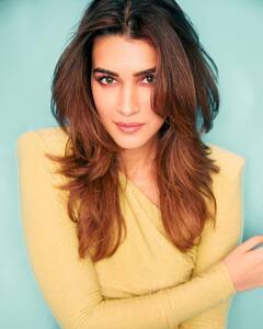 Kriti Sanon Pics: कृति सेनन की वायरल हुईं ये ग्लैमरस फोटोज, छोटी ड्रेस में दे रहीं ऐसे पोज