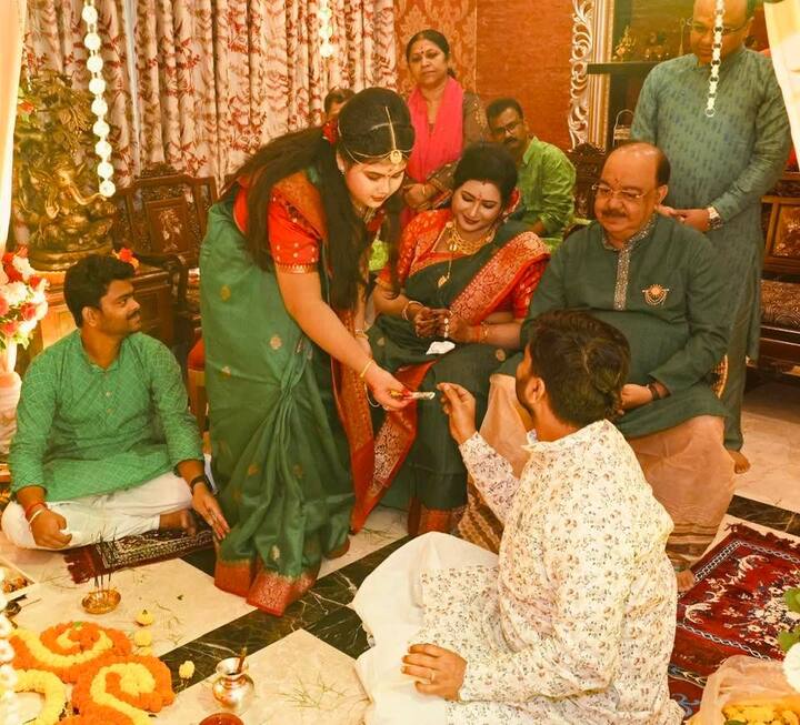 গণপতি বাপ্পাকে নিয়ে আরব সাগরের তীরের উন্মাদনার ঢেউ তখন গঙ্গাপাড়ের কলকাতাতেও অব্যাহত।