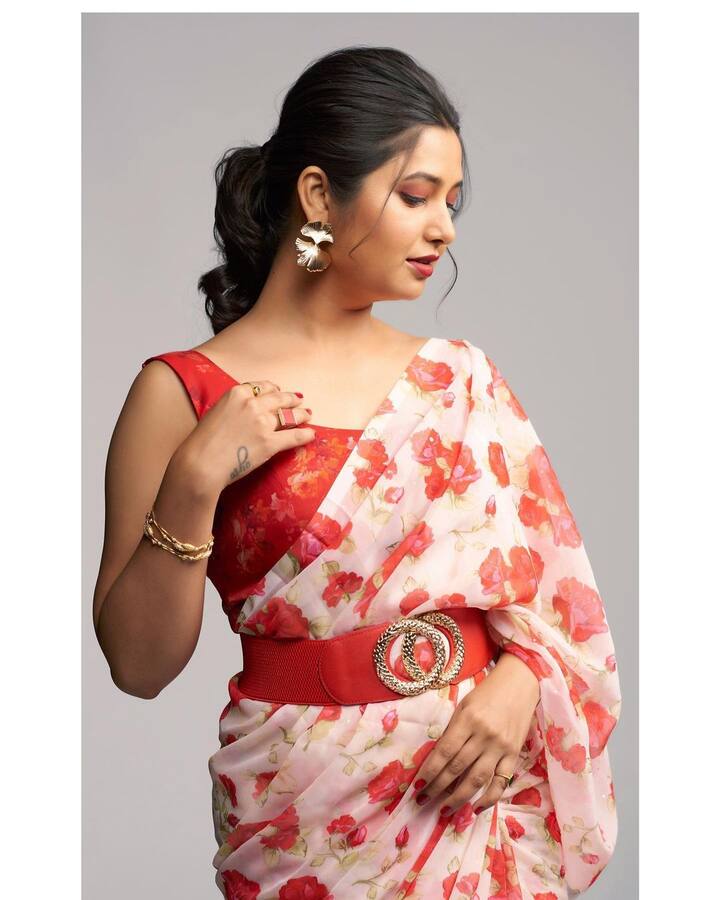 काही महिन्यांपूर्वी लकडाऊन हा प्राजक्ताचा चित्रपट प्रेक्षकांच्या भेटीस आला होता. प्राजक्ताबरोबरच या चित्रपटामध्ये अभिनेता अंकुश चौधरीनं देखील प्रमुख भूमिका साकारली होती. (Prajaktta Mali/instagram)