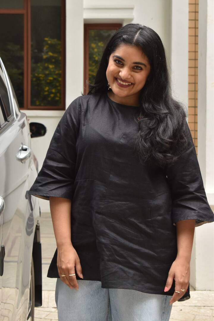సినిమా స్టోరీ విషయానికి వస్తే.. ఇద్దరు అమ్మాయిలు ట్రైనీ పోలీస్ ఆఫీసర్లు. అనుకోని పరిస్థితుల్లో అమ్మాయిలను వ్యభిచారంలోకి దింపే రౌడీ మూకల బారిన పడతారు. మానవ అక్రమ రవాణా నుంచి ఆ ఇద్దరు అమ్మాయిలు తమను తాము కాపాడుకుంటూనే.. మిగతా వారిని ఎలా రక్షించారు అనేదే సినిమా కథ.