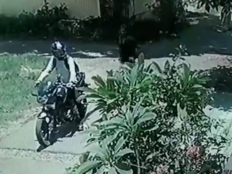 covering chain snatched from old woman in karur TNN Crime: கரூரில் மூதாட்டியிடம் தங்கம் என நினைத்து கவரிங் செயின் பறிப்பு- குஷியாக சென்ற இளைஞர்கள்