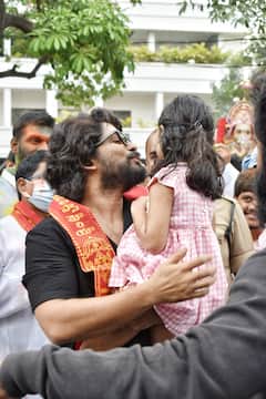 Allu Arjun: గణేష్ నిమజ్జనంలో కూతురు అర్హతో కలిసి సందడి చేసిన అల్లు అర్జున్