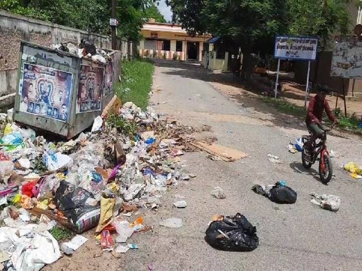 Dharmapuri main road leading to government offices is littered and polluted TNN தருமபுரியில் முக்கிய சாலையில் குப்பைகளை கொட்டி அசுத்தம் - நோய் தொற்று பரவும் அபாயம்