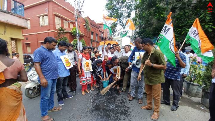 হুগলির উত্তরপাড়ায় পাপ্পু পোস্টার নিয়ে সাতসকালে আজ তৃণমূলের মিছিল। 'উনি আসাতে অপবিত্র হয়েছে, তাই গঙ্গাজল দিয়ে রাস্তা ধুয়ে ধিক্কার মিছিল' কর্মসূচি পালন করল তৃণমূল।