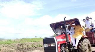 Ambadas Danve Sinnar : सिन्नरमध्ये विरोधीपक्ष नेते अंबादास दानवेंचा ट्रॅक्टरमधून प्रवास, पूरग्रस्तांच केल सांत्वन