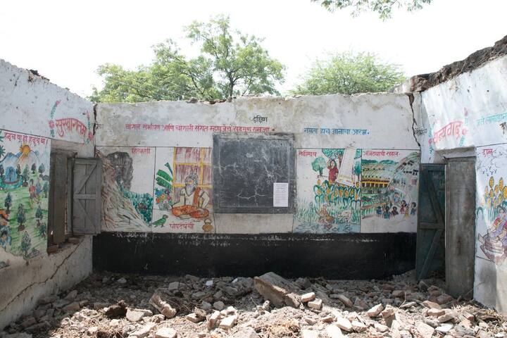 अंदाजे 500 लोकसंख्या असलेल्या औरंगाबादच्या पैठण तालुक्यातील ढोरकीन तांड्यावरील जिल्हा परिषदेची शाळा मोडकळीस आली होती.