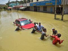 Bengaluru Rains: बेंगलुरु में भारी बारिश के बाद कई इलाकों में जाम, सड़कों पर चली नाव, देखें तस्वीरें