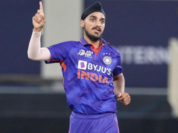 Asia Cup 2022 Ind Vs Pak Arshdeep Singh Trolled After India Lose Mohamad Hafiz Supported | IND Vs PAK: भारत की हार के बाद ट्रोल हो रहे अर्शदीप सिंह, पाकिस्तानी खिलाड़ी हफीज