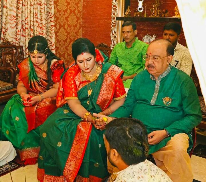 এর আগে জামাইষষ্ঠী পালনের ছবি পোস্ট করেছিলেন শোভন-বৈশাখী। এবার প্রকাশ্যে এল তাঁদের গনেশ আরাধনার ছবি।  আয়োজনের খামতি ছিল না এতটুকুও।