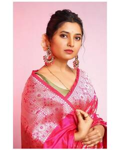 Prajaktta Mali : प्राजक्ता माळीने 'महाराष्ट्राची हास्यजत्रा'च्या टीमसोबत घेतलं लालबागच्या राजाचं दर्शन!