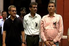Surat: શિક્ષક દિવસે અધ્યાપકો-સહાયકોએ  વિવિધ માંગો ને લઈ કાળી પટ્ટી અને કાળા કપડાં પહેરી વિરોધ કર્યો