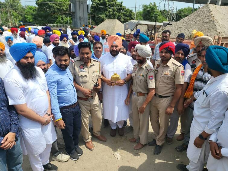 SAD Workers protest against the AAP Government by Selling Sand in Gold Thalia at Amritsar ਅਕਾਲੀ ਦਲ ਨੇ ਸੋਨੇ ਦੀਆਂ ਥੈਲੀਆਂ 'ਚ ਰੇਤ ਵੇਚ ਕੇ ਕੀਤਾ ਅਨੋਖਾ ਪ੍ਰਦਰਸ਼ਨ , ਰੇਤੇ ਦੇ ਰੇਟ ਅਸਮਾਨੇ ਚੜਨ 'ਤੇ AAP ਸਰਕਾਰ ਨੂੰ ਘੇਰਿਆ