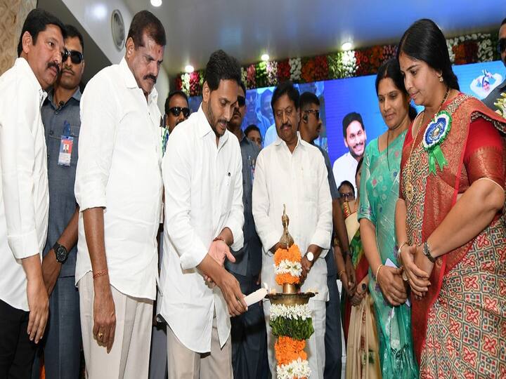 గురు పూజోత్సవ కార్యక్రమంలో జ్యోతి ప్రజల్వన చేస్తున్న ముఖ్యమంత్రి