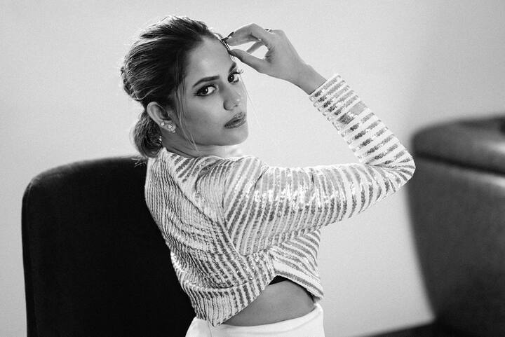 னக்குள்ளே ஏதோ மின்னல் போலே தொட்டு சென்றதே !