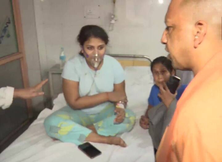 सीएम योगी आदित्यनाथ सुबह ही सिविल अस्पताल पहुंचे. जिसकी तस्वीरें सामने आईं हैं. सीएम योगी यहां मरीजों के पास गए और घायलों के साथ बातचीत की. सिविल अस्पताल के डॉक्टरों की एक पूरी टीम इन घायलों की देखरेख में लगाई गई है ताकि लोगों से समुचित इलाज मिल सके.