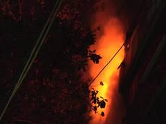 चांदनी चौक मेट्रो स्टेशन के पास इमारत में भीषण आग, दमकल की 25 गाड़ियां काबू पाने में जुटीं