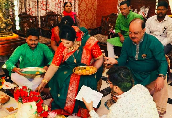তবে এখন জমিয়ে সংসার করছেন এই যুগল। কখনও ট্রেন্ডিং গানে নাচ, কখনও আবার একে ওপরকে ফিল্মি কায়দায় প্রেম নিবেদন। সবমিলিয়ে বেশ রঙিন যাপন শোভন-বৈশাখীর।