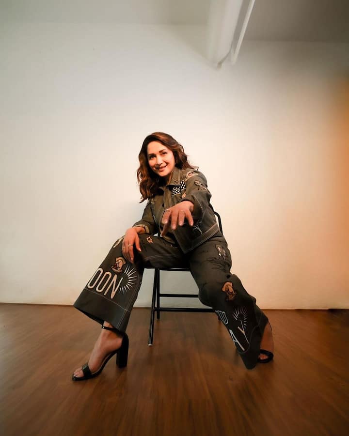 माधुरी सोशल मीडियावर वेगवेगळ्या लूकमधील फोटो शेअर करते. (madhuri dixit/Instagram)