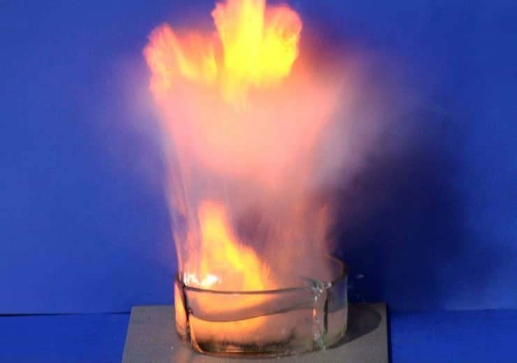 Why Sodium Is Kept In Kerosene sodium reaction with air and water हवा में जलती है,पानी में धमाका करती है और केरोसिन में रहती है शांत, अजब-गजब है ये धातु