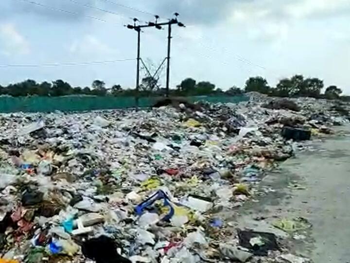 Haldwani News Garbage came out from the trenching ground Foul smell in everywhere ANN Haldwani News: ट्रंचिंग ग्राउंड से बाहर आया कूड़ा बना मुसीबत, बदबू से लोगों का हाल बेहाल, आयुक्त बोले- जल्द सुलझेगी समस्या