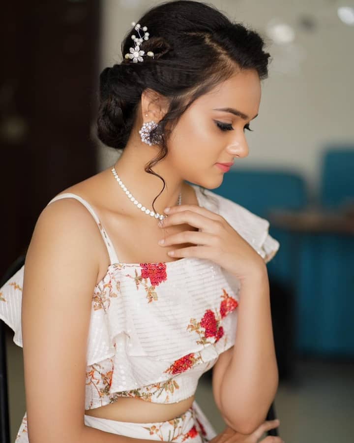 చూడ చక్కని మొహం ఆకట్టుకునే నవ్వుతో బిగ్ బాస్ ఇంట్లోకి  ఆరో కంటెస్టెంట్ గా అడుగుపెట్టింది శ్రీ సత్య.  Image Credit@ Sri Satya / Instagram