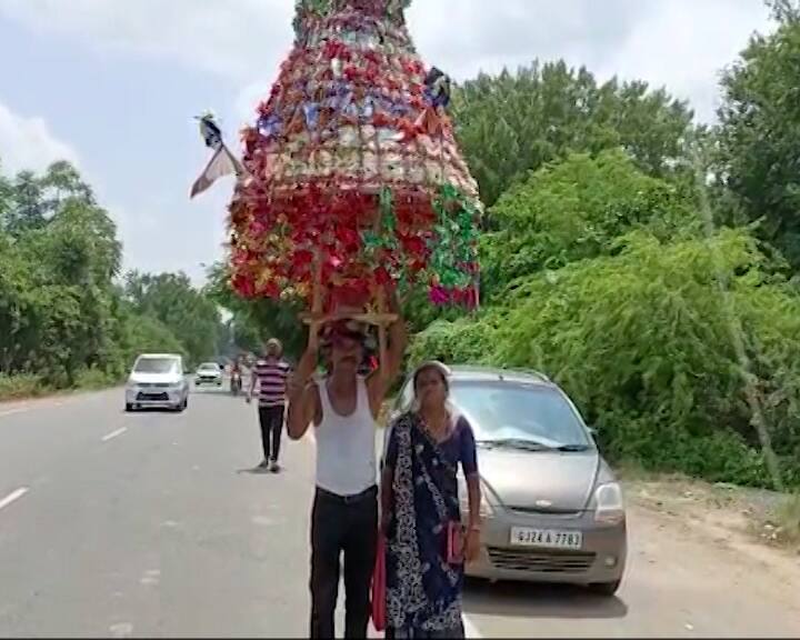 કનુભાઈ ઠાકોર પોતાના દીકરાના સારા સ્વાસ્થ્ય માટે માતાજીને આજીજી કરવા દર વર્ષ જાય છે.