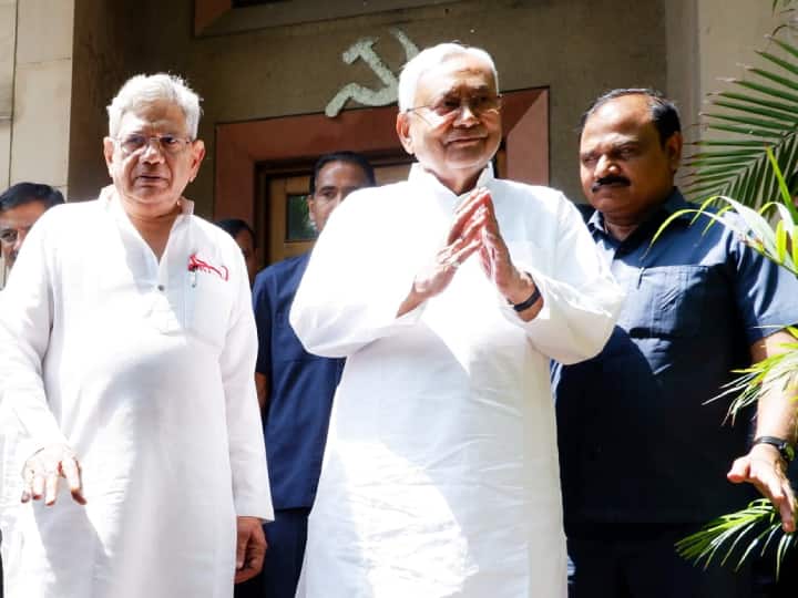मंगलवार को नीतीश कुमार ने सीपीएम नेता सीताराम येचुरी से भी मुलाकात की. इसके बाद मिडिया से कहा कि क्षेत्रीय दल, वाम दल और कांग्रेस एक साथ आते हैं तो यह बहुत बड़ा मामला होगा. येचुरी ने कहा कि विपक्षी दलों, देश और संविधान को बचाने के लिये यह एक सकारात्मक संकेत हैं.