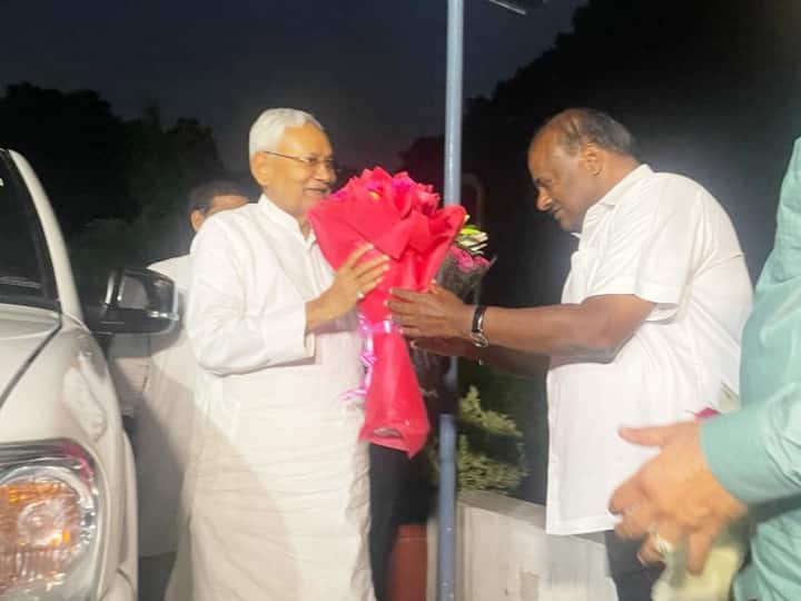 दिल्ली में राहुल गांधी के अलावा सोमवार को ही नीतीश कुमार ने कर्नाटक के पूर्व मुख्यमंत्री एचडी कुमारस्वामी से मुलाकात की. नीतीश कुमार की मुलाकात की तस्वीरों को लगातार जेडीयू के ट्विटर हैंडल से शेयर किया जा रहा है.