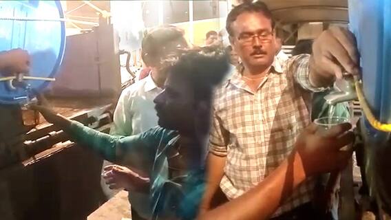 Alcohol In Vinayaka Nimajjanam: తాడేపల్లిలో వినాయక నిమజ్జనంలో మద్యం పంపిణీపై స్థానికుల ఆగ్రహం