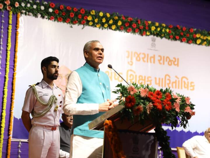 राज्यपाल आचार्य देवव्रत ने शिक्षकों से छात्रों को शारीरिक रूप से मजबूत, बौद्धिक रूप से जाग्रत और शिक्षा में उत्कृष्ट बनाने का आह्वान किया.