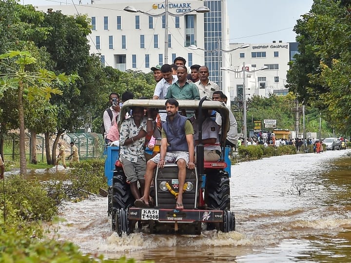 बेंगलुरु में आई बाढ़ से देश की टेक सिटी कहा जाने वाला शहर अस्त व्यस्त हो गया है. राज्य के सीएम ने इसके लिए पूर्ववर्ती सरकारों को दोषी ठहराया है.