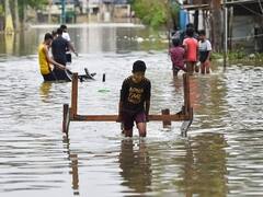 Bengaluru Rains: પુરના કારણે ઠપ્પ થઈ ટેક સીટી બેંગ્લોર, લોકોના રેસ્ક્યુ માટે ટ્રેક્ટરનો સહારો, જુઓ ફોટો