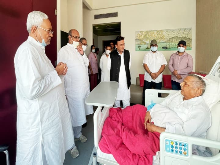Bihar Politics: CM Nitish Kumar met with Mulayam Singh big statement in front of Akhilesh Yadav Bihar Politics: मुलायम सिंह से मिलने के बाद CM नीतीश कुमार का बड़ा बयान, अखिलेश यादव के सामने कही ये बात